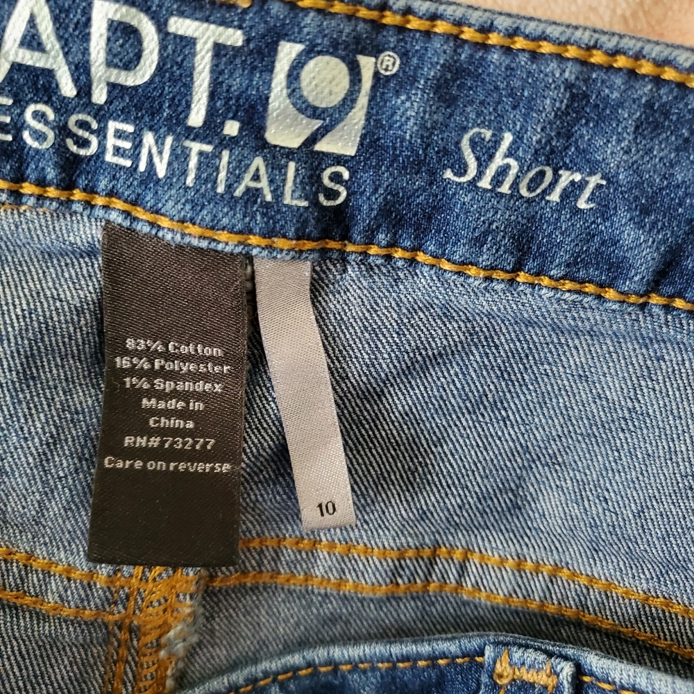 Jeans Short - Picture 3 of 3